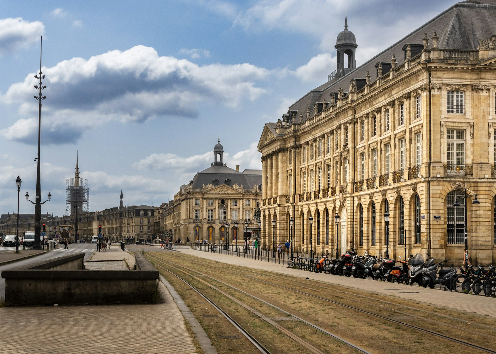 Place historique Bordeaux avec tramway - Bordeaux Privilege chauffeur prive