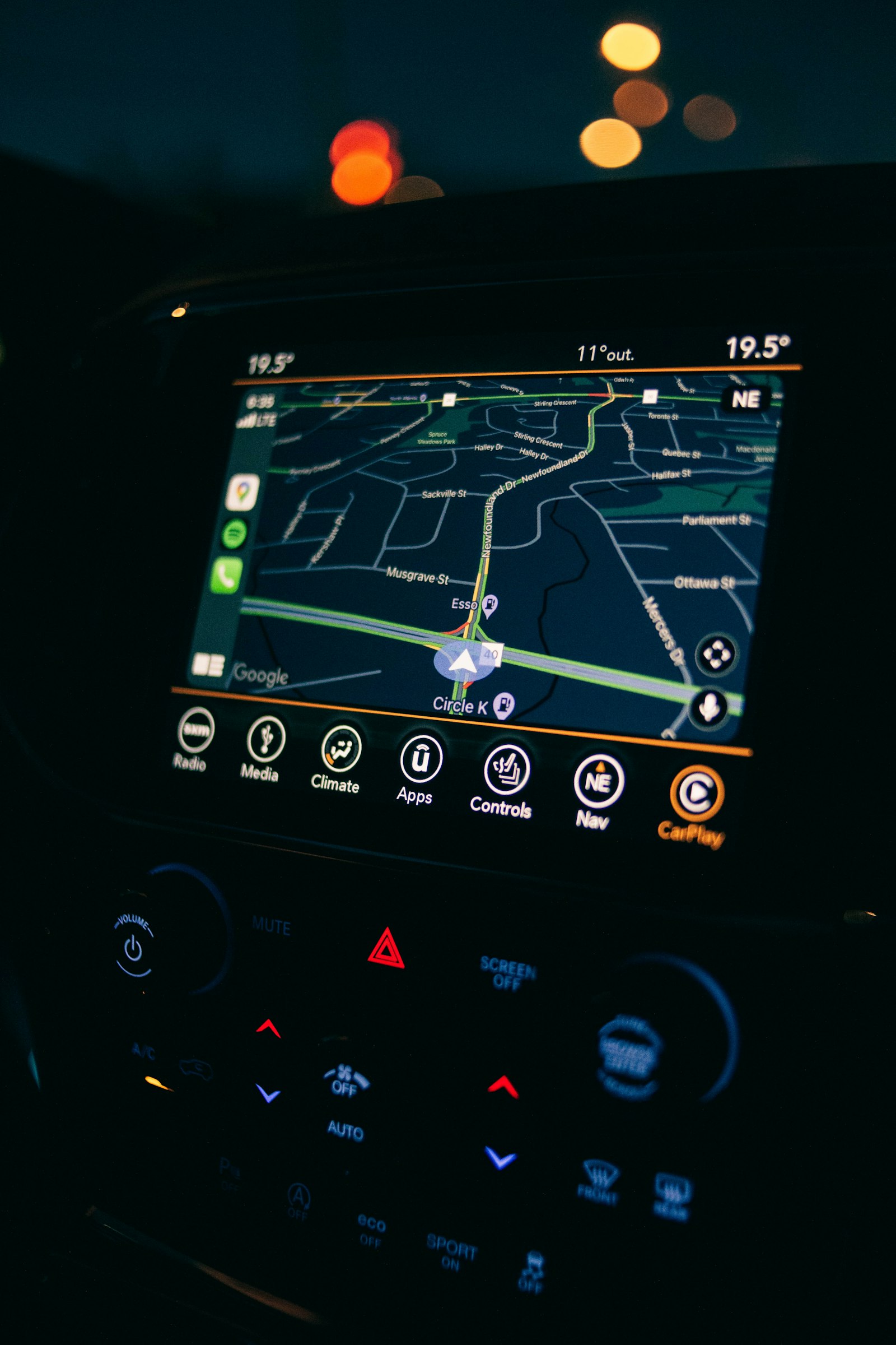 Tableau de bord avec GPS - contact chauffeur prive Bordeaux Privilege