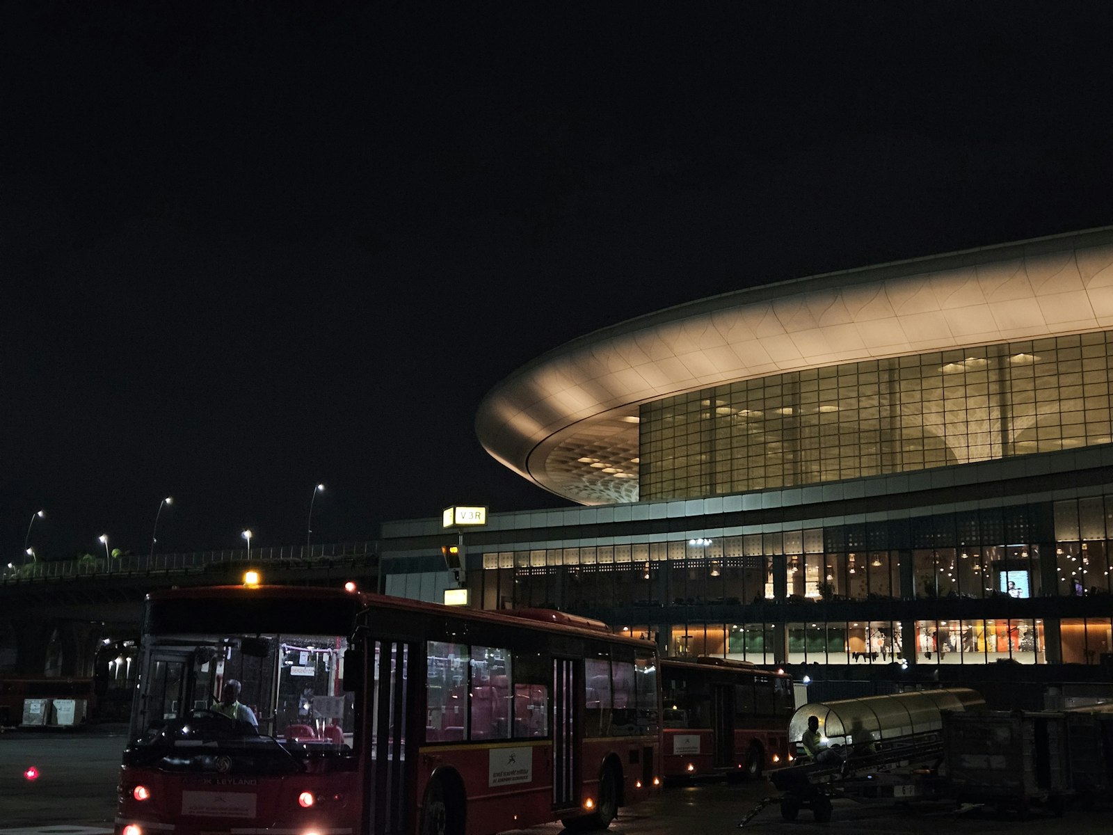 Terminal de laeroport Bordeaux-Merignac de nuit - service de navette chauffeur prive disponible 24h/24