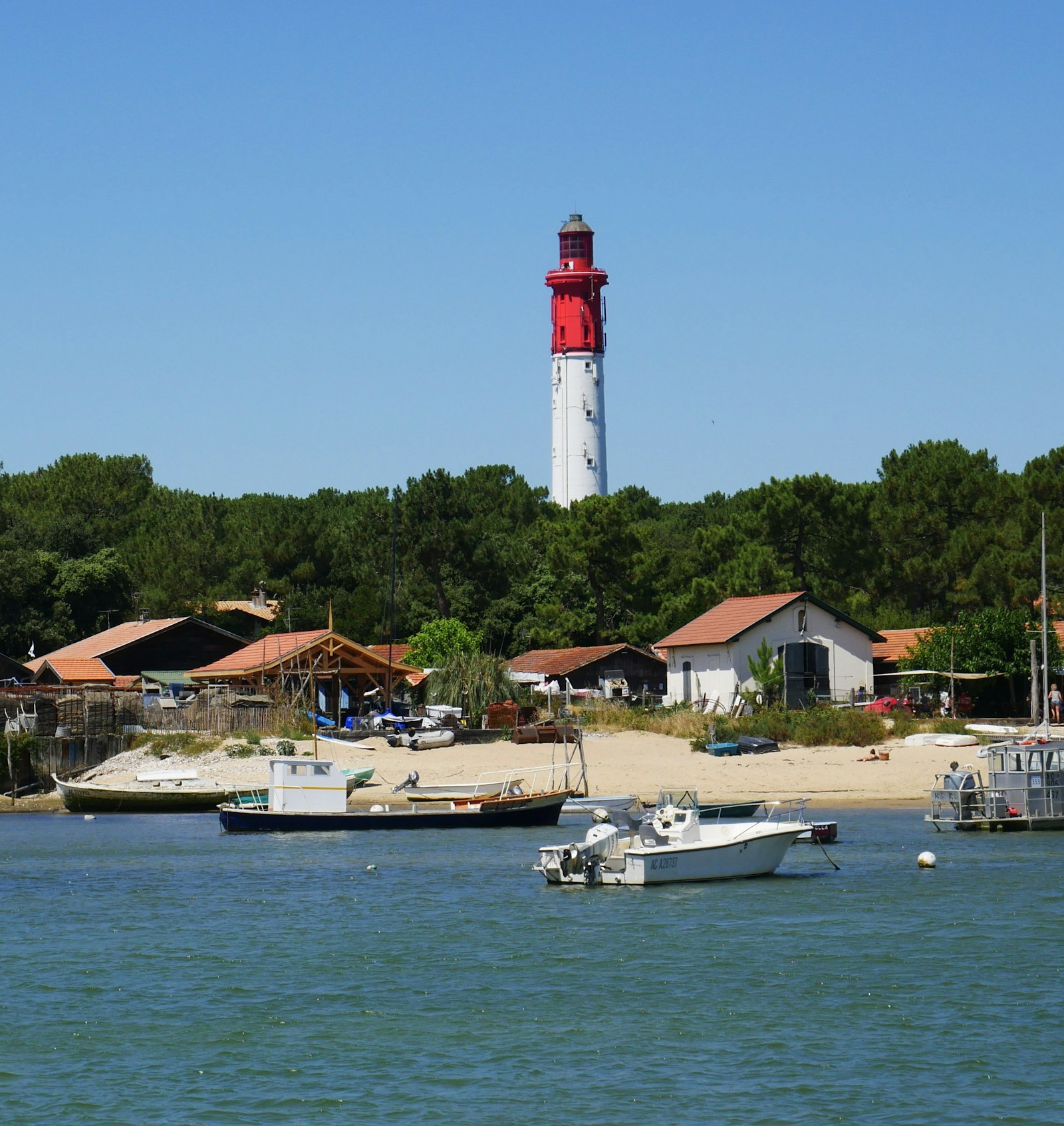 Phare emblematique du Cap Ferret sur le Bassin dArcachon - transfert chauffeur prive depuis Bordeaux