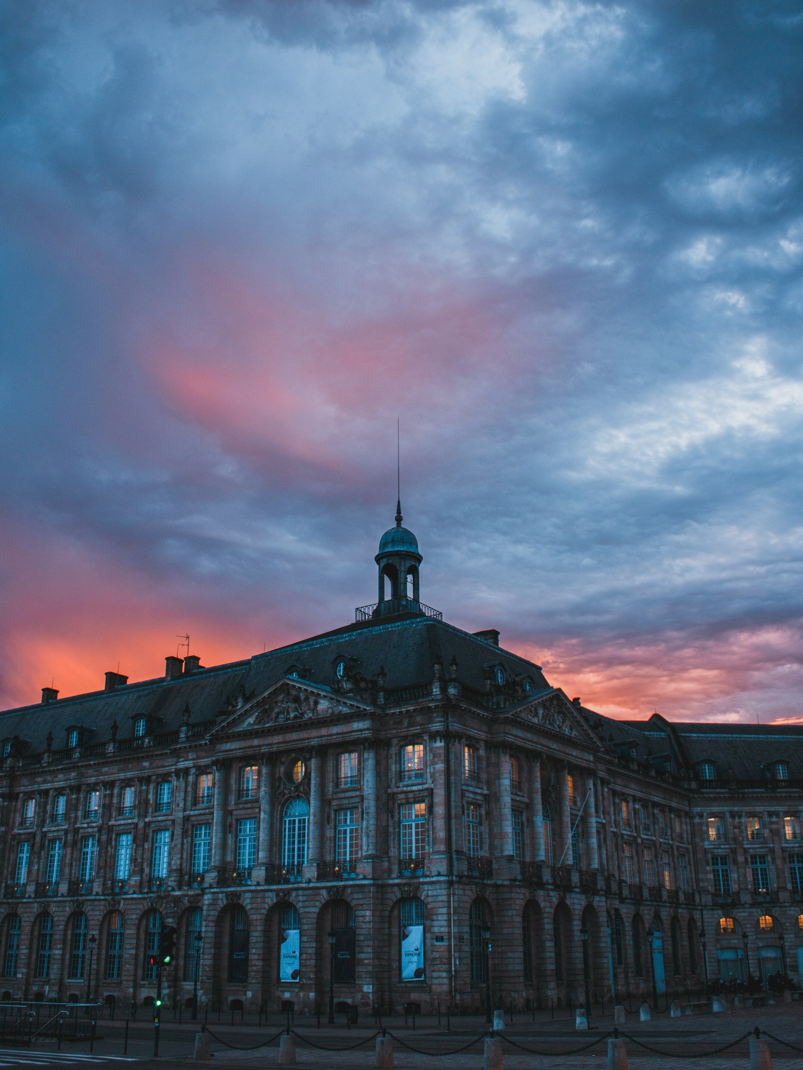 Place de la Bourse a Bordeaux a lheure doree - service VTC daffaires et compte pro